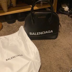 Genuine leather B handbag, comes with dust bag.